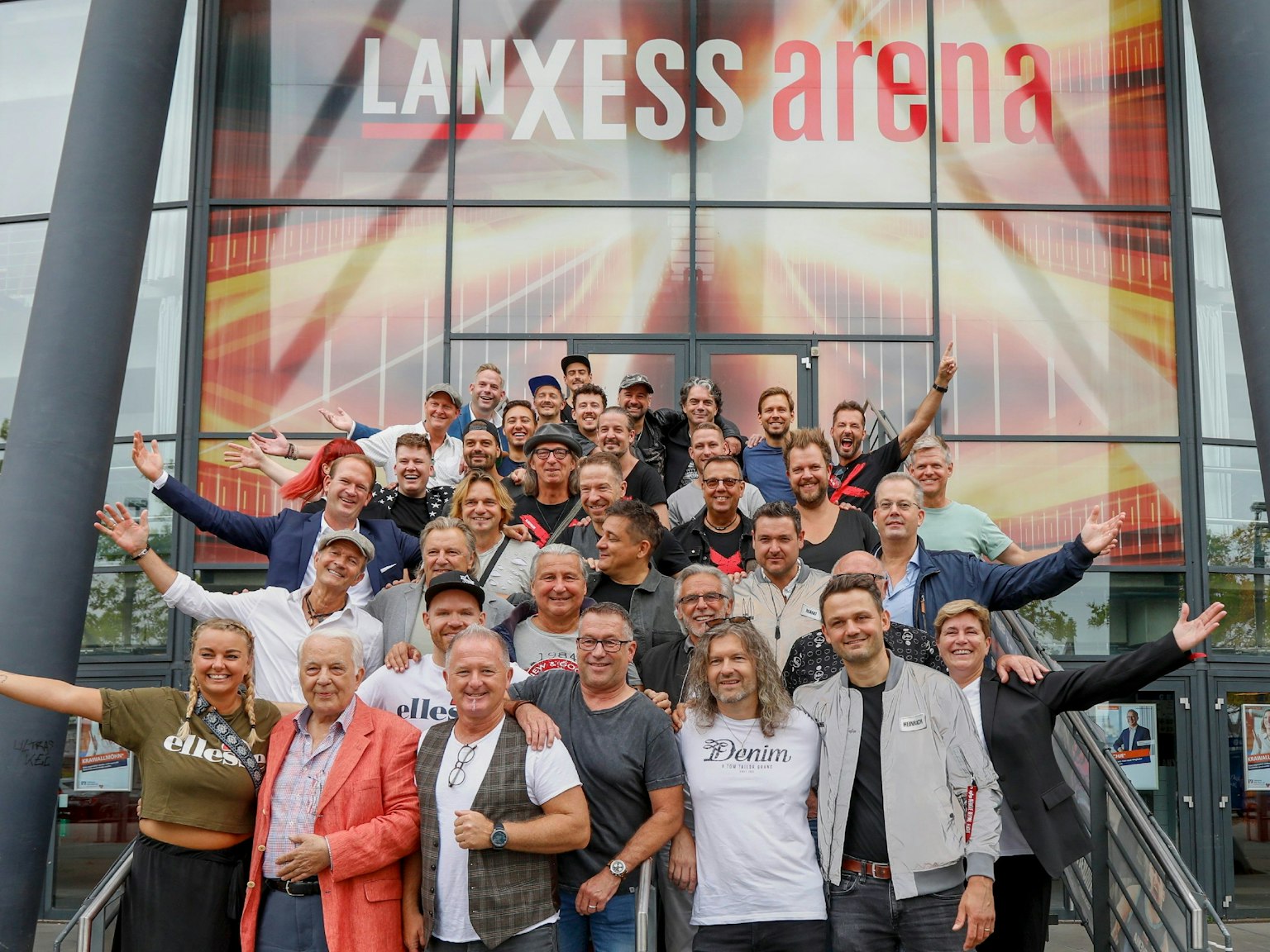 Viele Musiker vor der Lanxess-Arena in Köln.