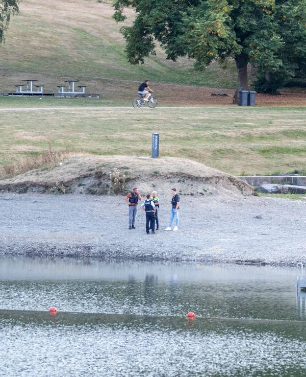 Simmerath: Polizisten stehen am Ufer des Eiserbachsees im Rurseezentrum. Sie wollen den Badeunfall mit zwei toten Jungen aufklären.