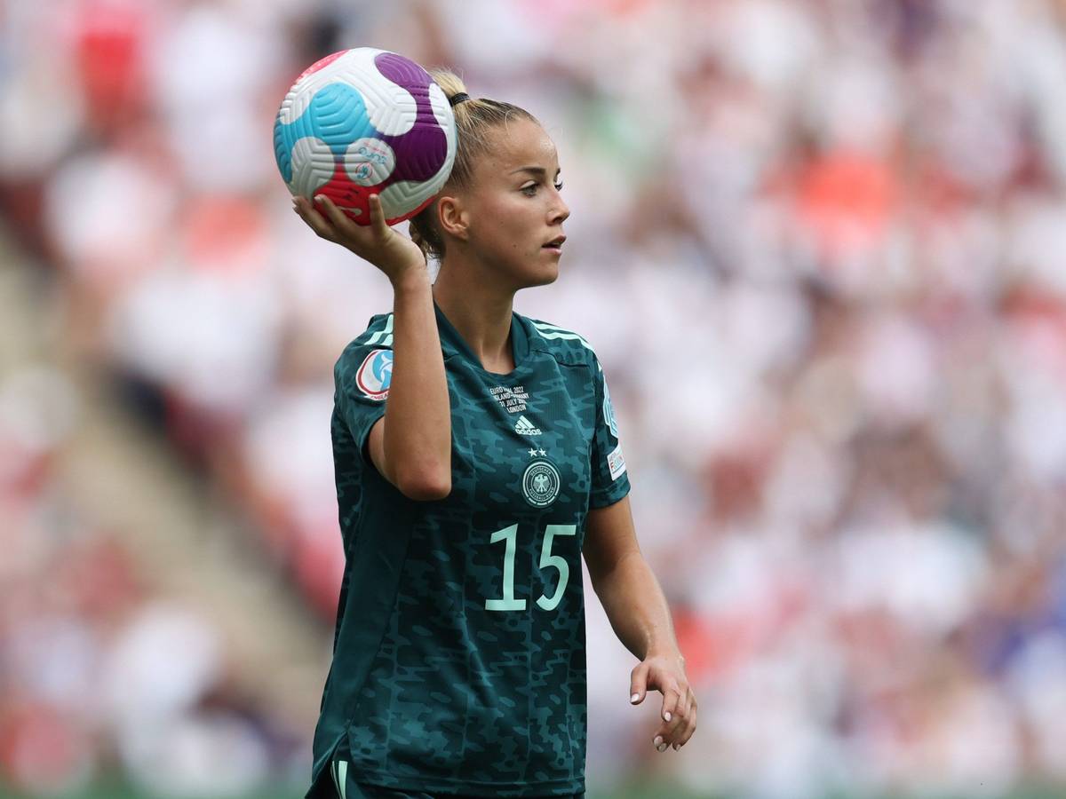 Giulia Gwinn hält den Ball vor einem Einwurf in der Hand