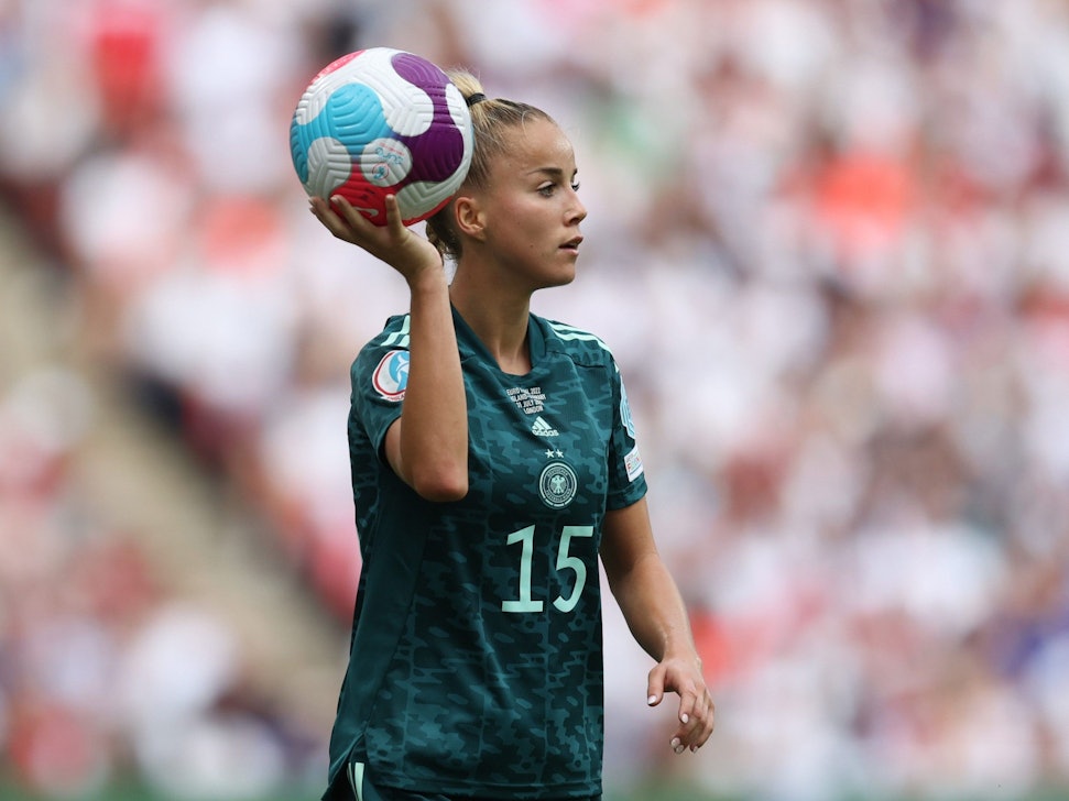 Giulia Gwinn hält den Ball vor einem Einwurf in der Hand