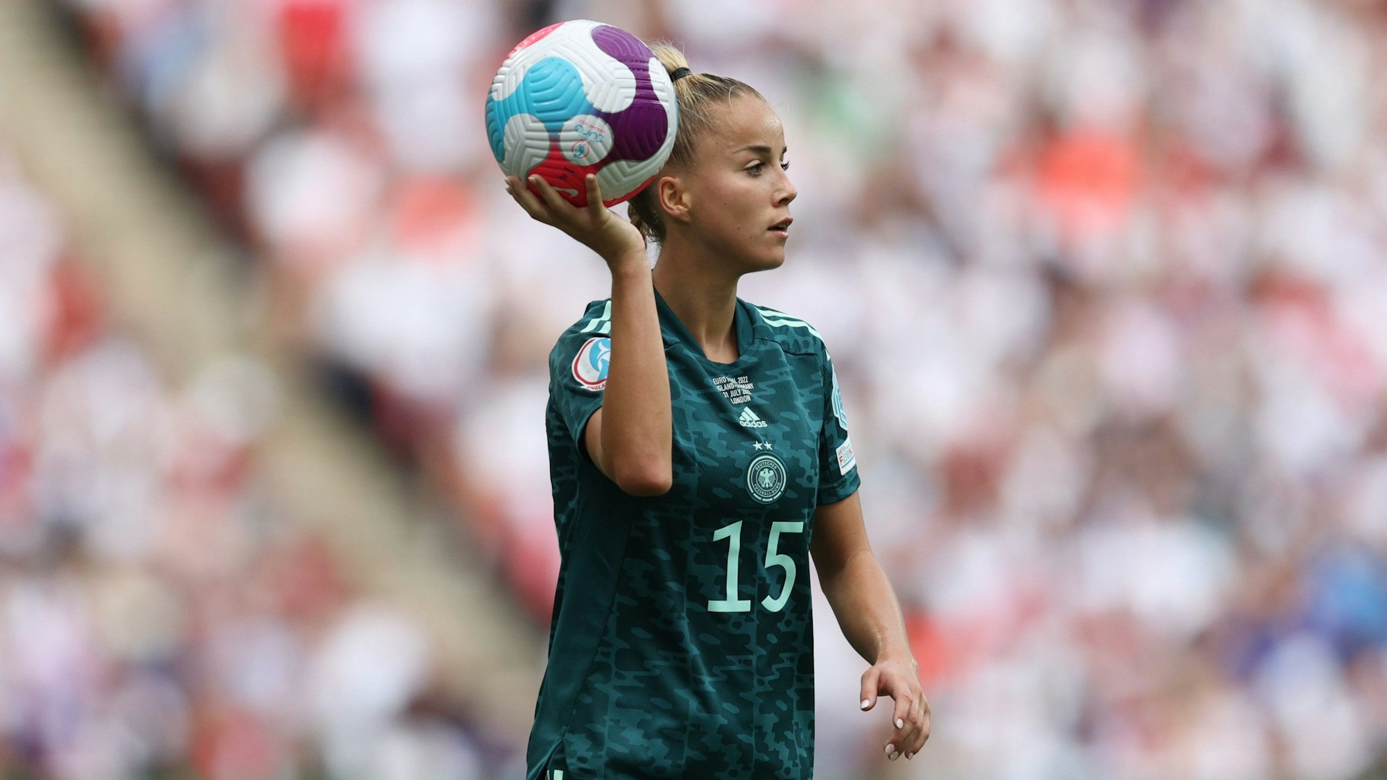 Giulia Gwinn hält den Ball vor einem Einwurf in der Hand