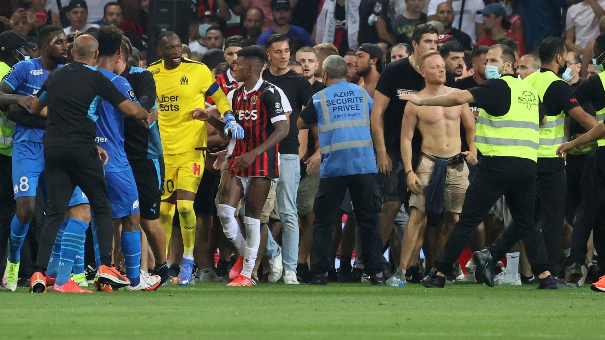 Tumulte auf dem Rasen nach einem Platzsturm der Fans von OGC Nizza gegen Olympique Marseille