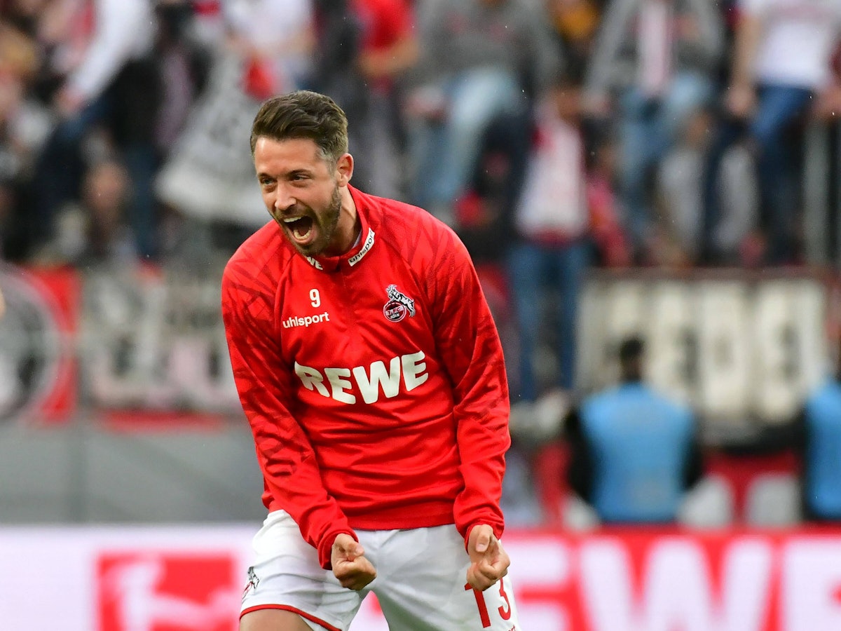Mark Uth feiert nach dem 3:2-Heimsieg gegen Mainz am 9. April 2022.
