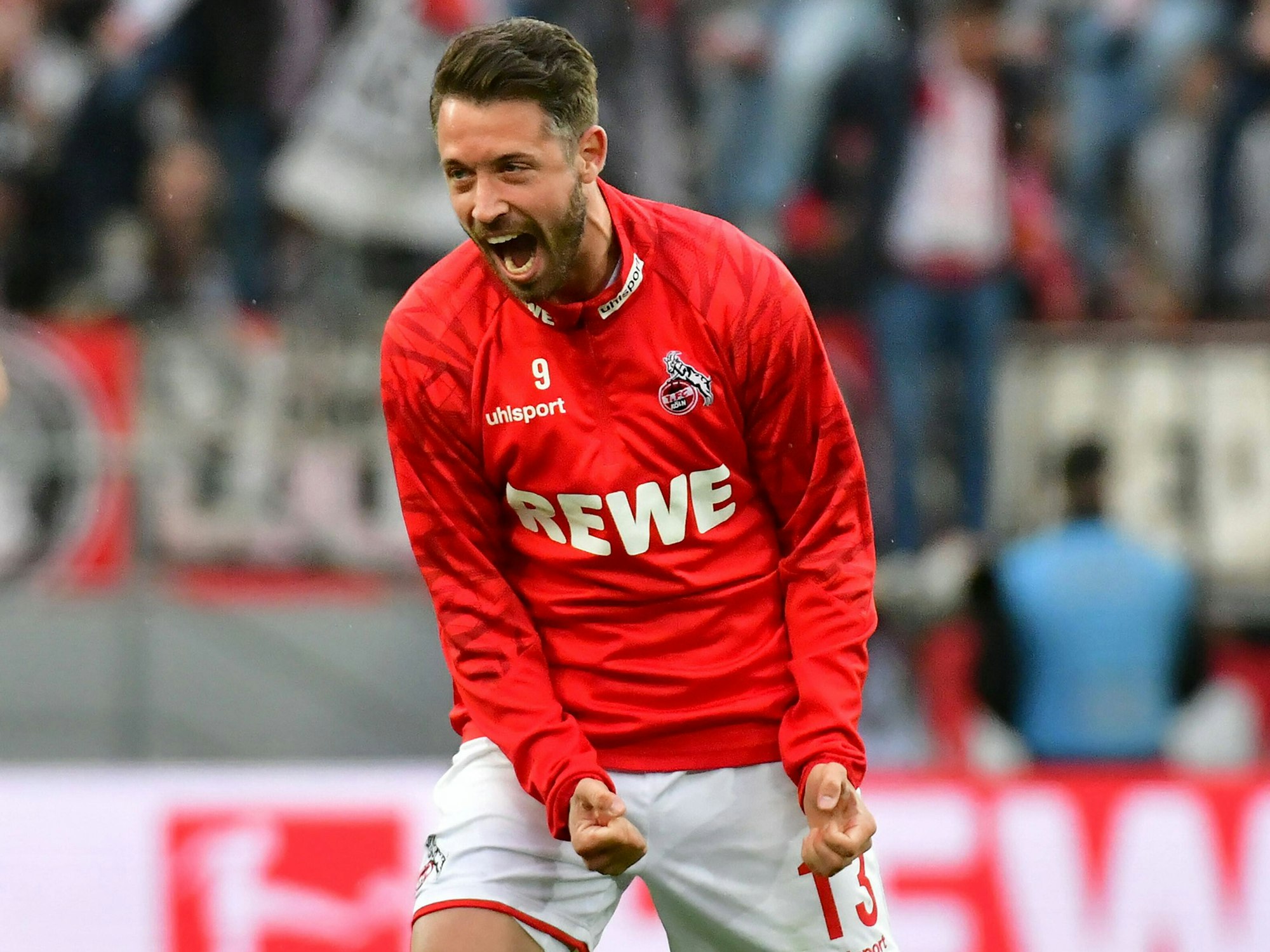 Mark Uth feiert nach dem 3:2-Heimsieg gegen Mainz am 9. April 2022.