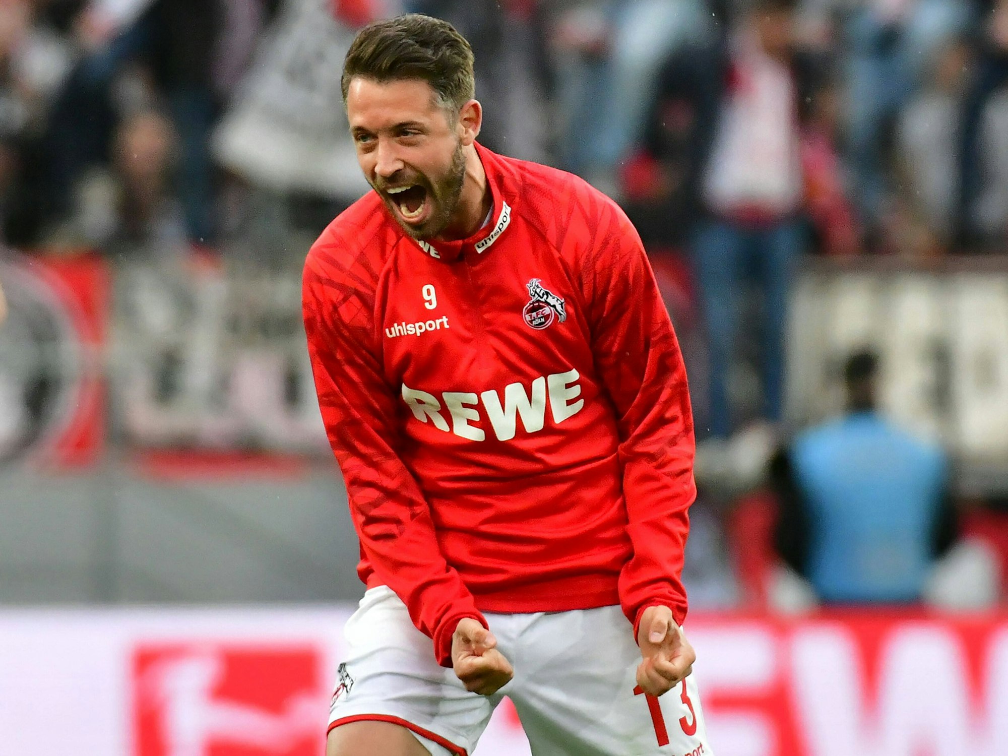 Mark Uth feiert nach dem 3:2-Heimsieg gegen Mainz am 9. April 2022.