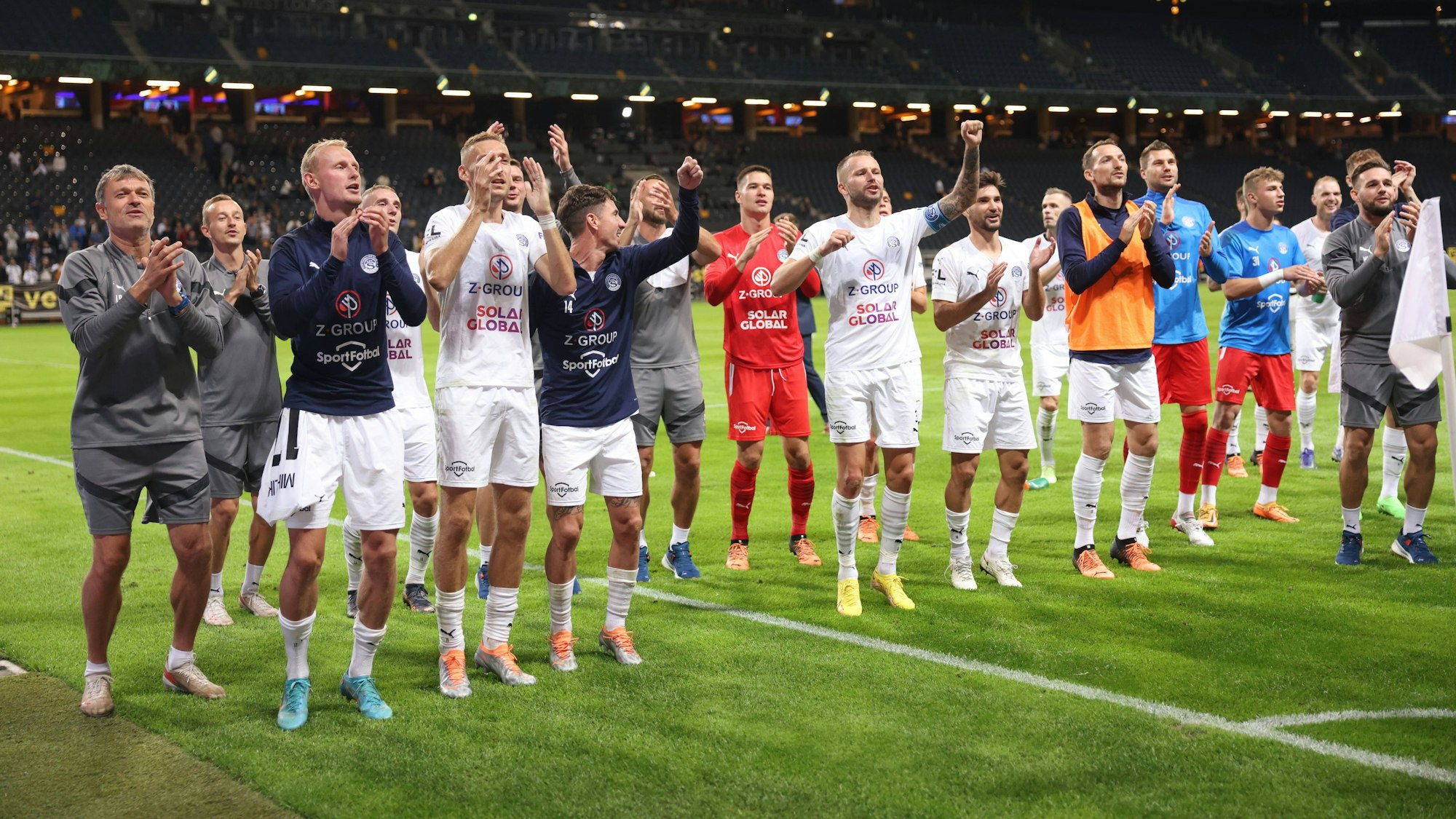Die Spieler des 1. FC Slovácko feiern in Schweden mit ihren Fans den historischen Einzug in die Gruppenphase der Conference League.