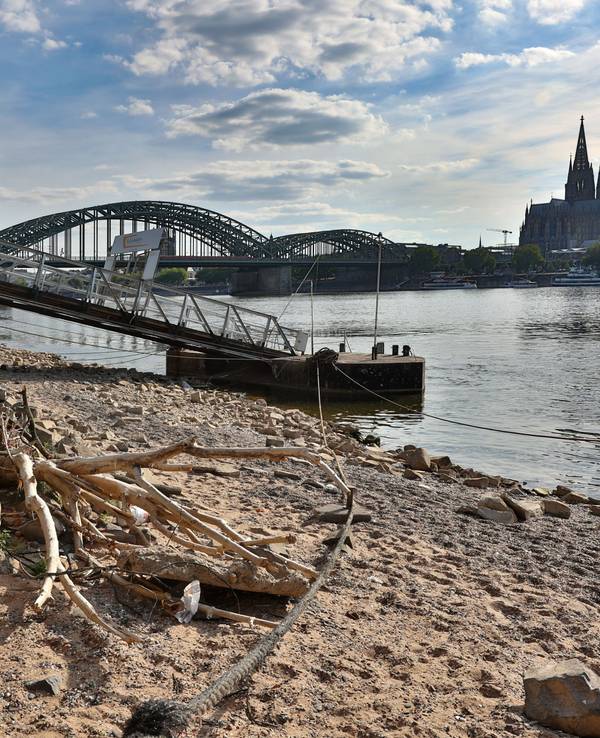 02.08.2022
Köln:
Niedrigwasser im Rhein
rechtsrheinisch unterhalb des Messeturmes
Rheinpegel um 18:00 Uhr: 105 cm
Foto:Martina Goyert