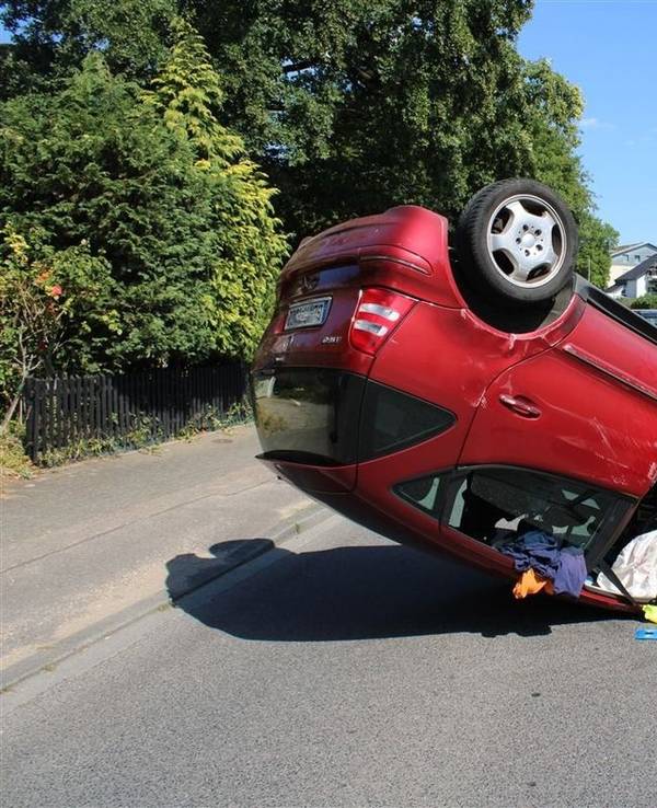 Nach einem Unfall in Paffrath (25. August) liegt ein Mercedes auf dem Dach.