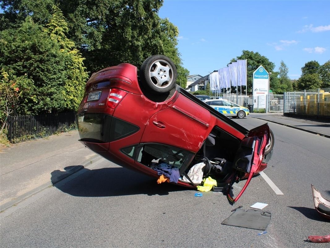 Nach einem Unfall in Paffrath (25. August) liegt ein Mercedes auf dem Dach.