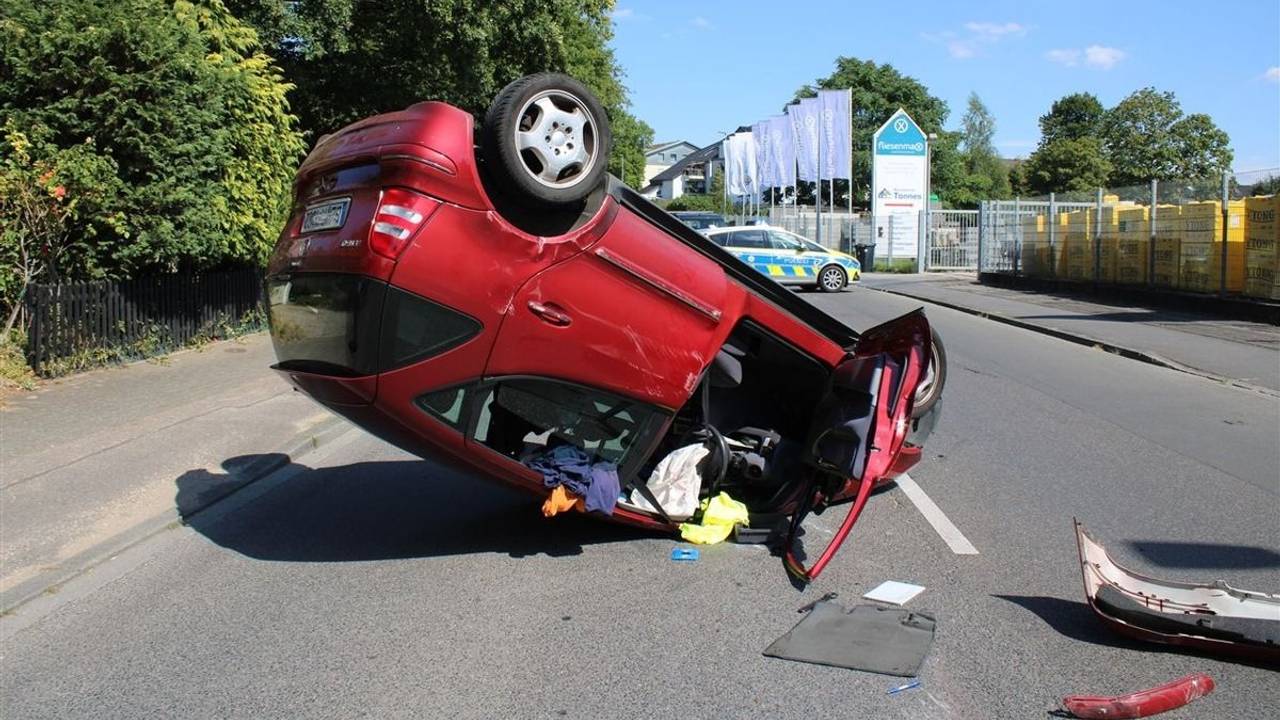 Nach einem Unfall in Paffrath (25. August) liegt ein Mercedes auf dem Dach.