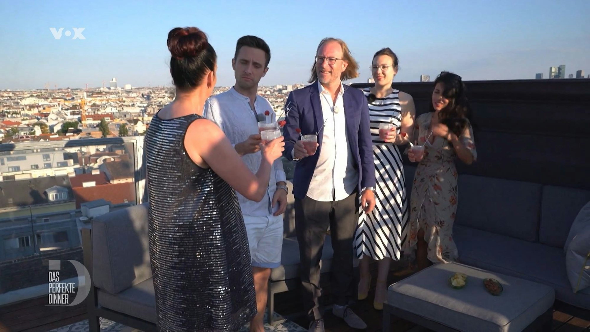 Über den Dächern der Wiener Innenstadt gibt's Bowle zur Begrüßung, von links: Gastgeberin Martina, Daniel, Robert, Jessica und Julia.