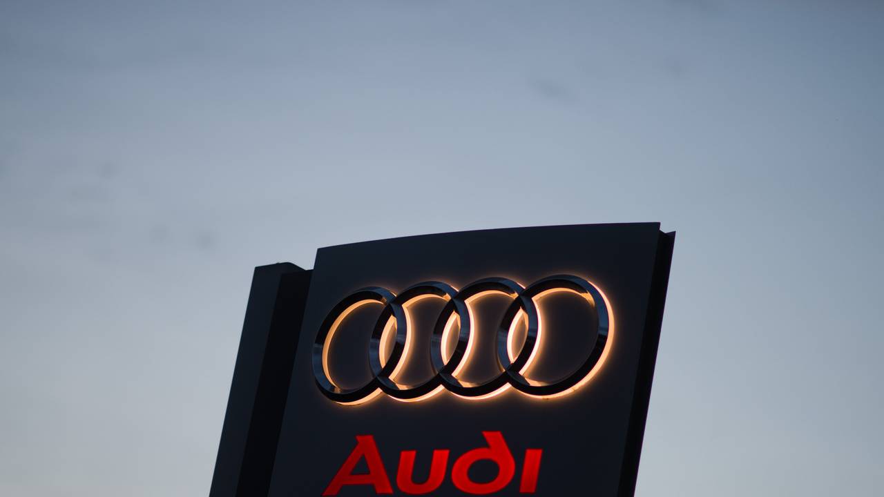 Ein Audi-Logo leuchtet in der Morgendämmerung an einem Volkswagen Autohaus in Hannover (Niedersachsen).
