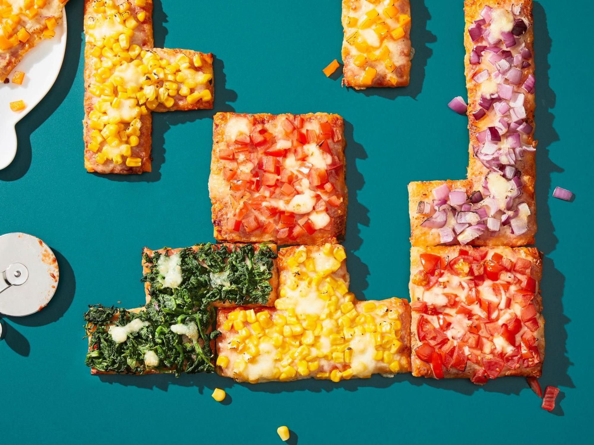 Pizzastücke in Form von Tetris-Steinen.