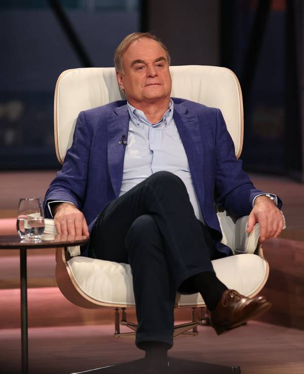 Investor Georg Kofler sitzt in „Die Höhle der Löwen“ vor den Gründerinnen und Gründern.