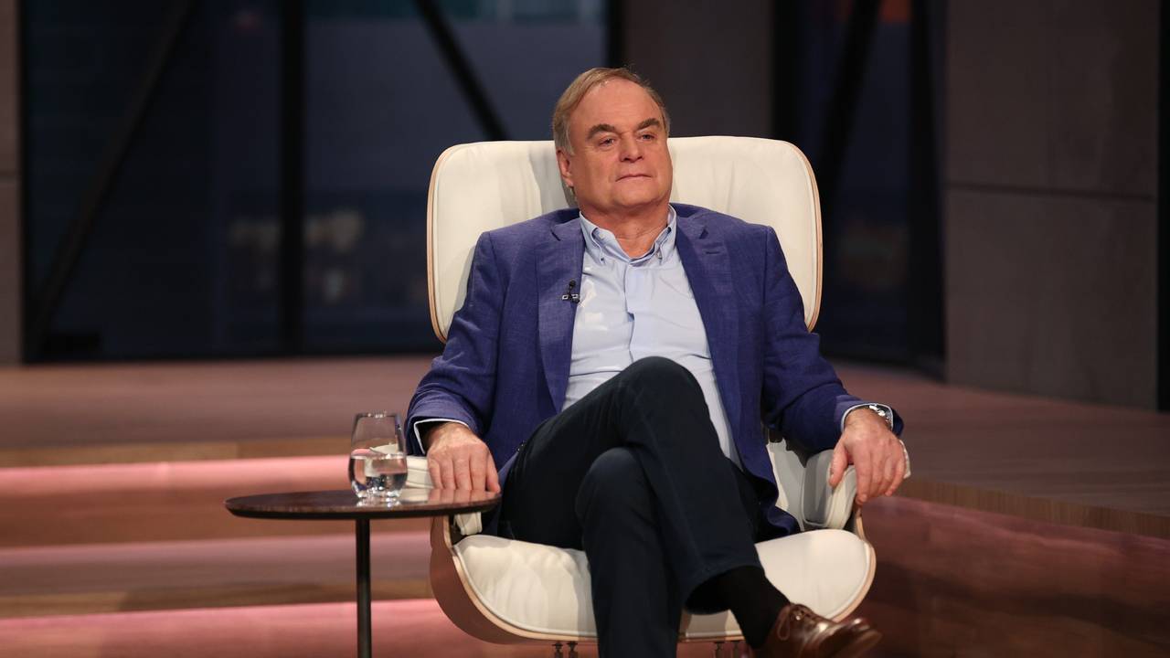 Investor Georg Kofler sitzt in „Die Höhle der Löwen“ vor den Gründerinnen und Gründern.