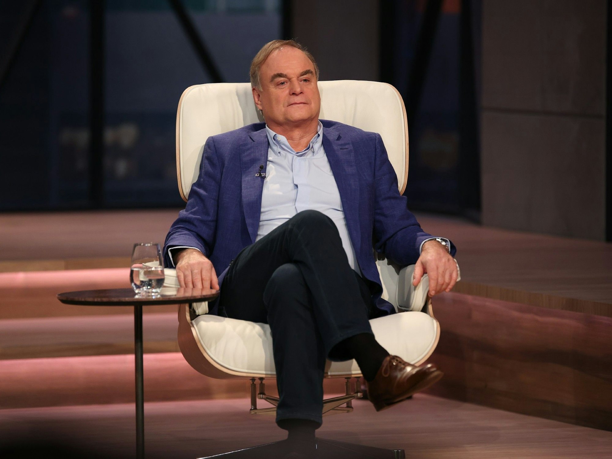 Investor Georg Kofler sitzt in „Die Höhle der Löwen“ vor den Gründerinnen und Gründern.