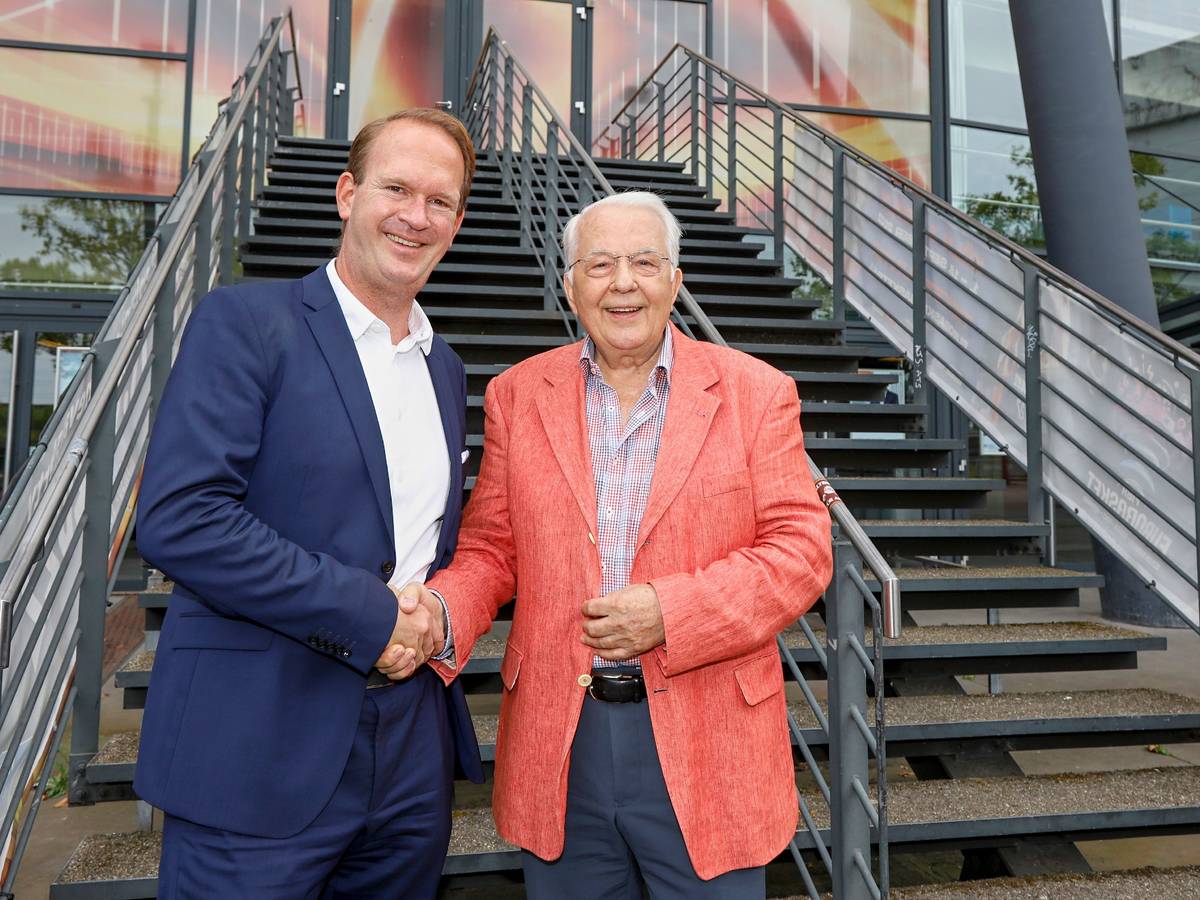 Eberhard Bauer-Hofner schüttelt Arena-Boss Stefan Löcher die Hand.