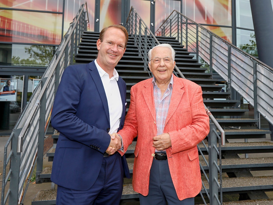 Eberhard Bauer-Hofner schüttelt Arena-Boss Stefan Löcher die Hand.