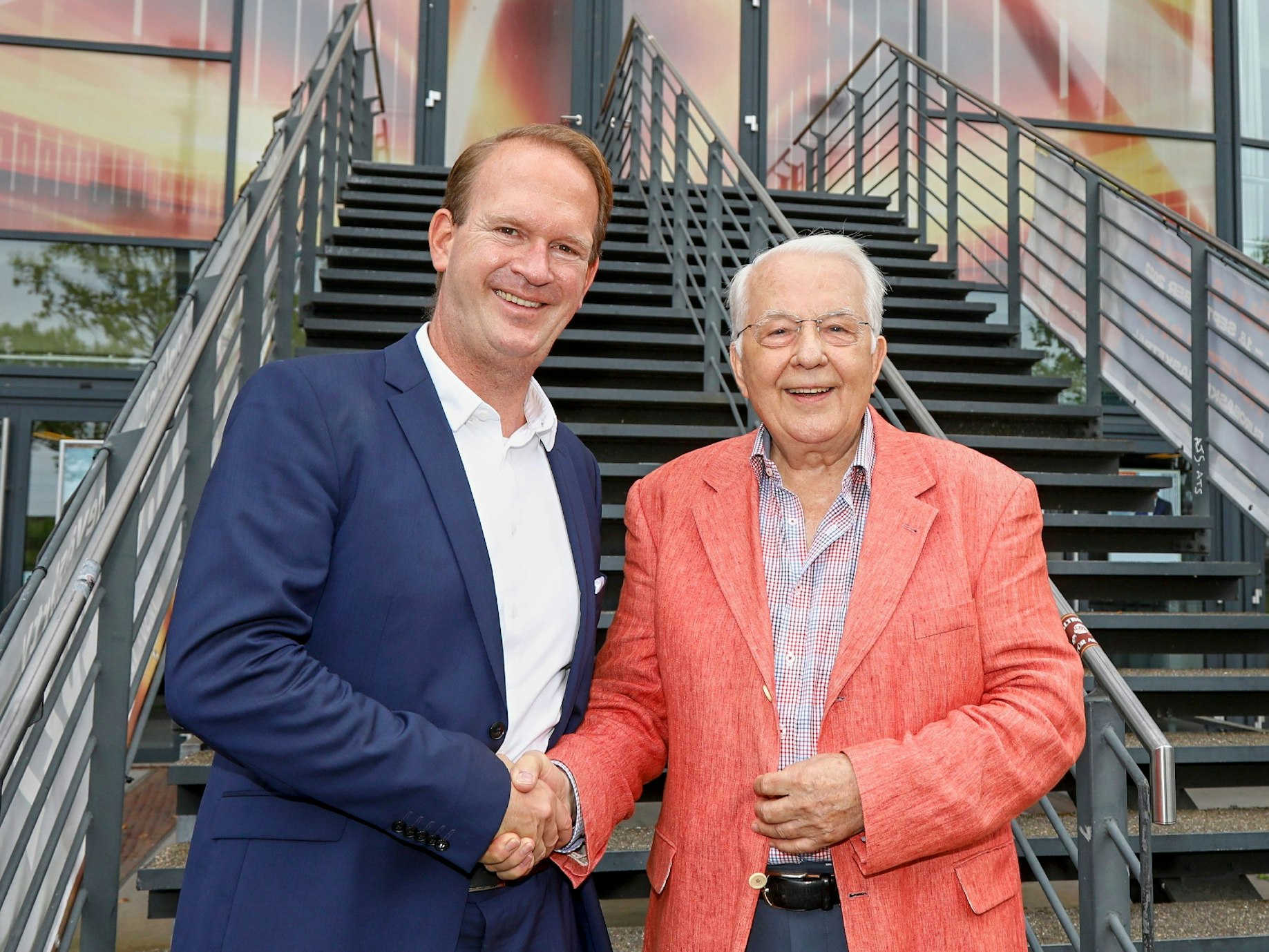 Eberhard Bauer-Hofner schüttelt Arena-Boss Stefan Löcher die Hand.