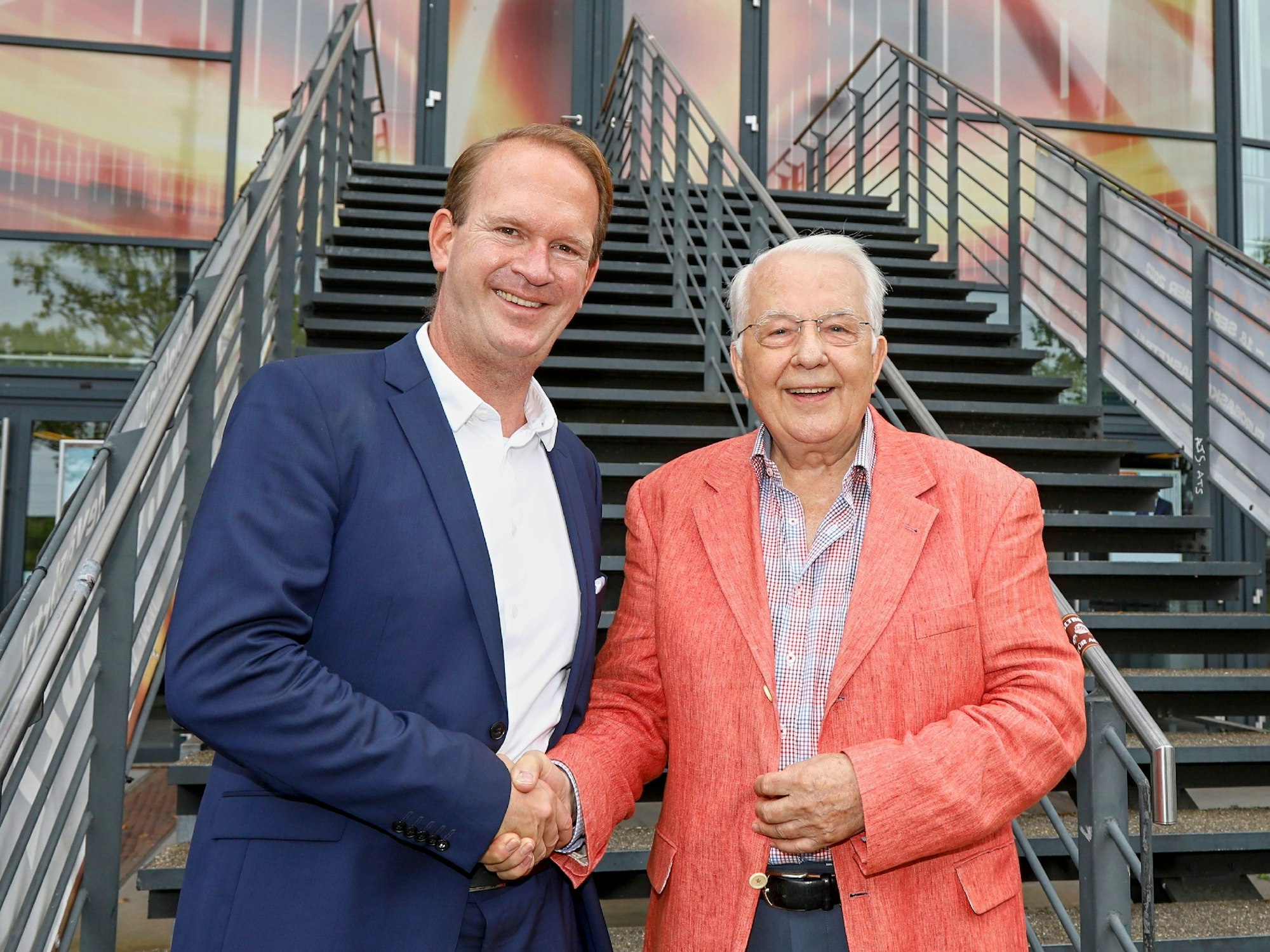 Eberhard Bauer-Hofner schüttelt Arena-Boss Stefan Löcher die Hand.