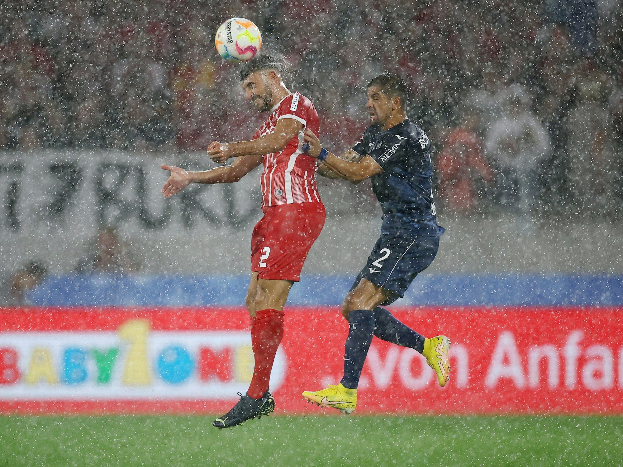 Vincenzo Griffo vom SC Freiburg im Kopfballduell mit Bochums Cristian Gamboa