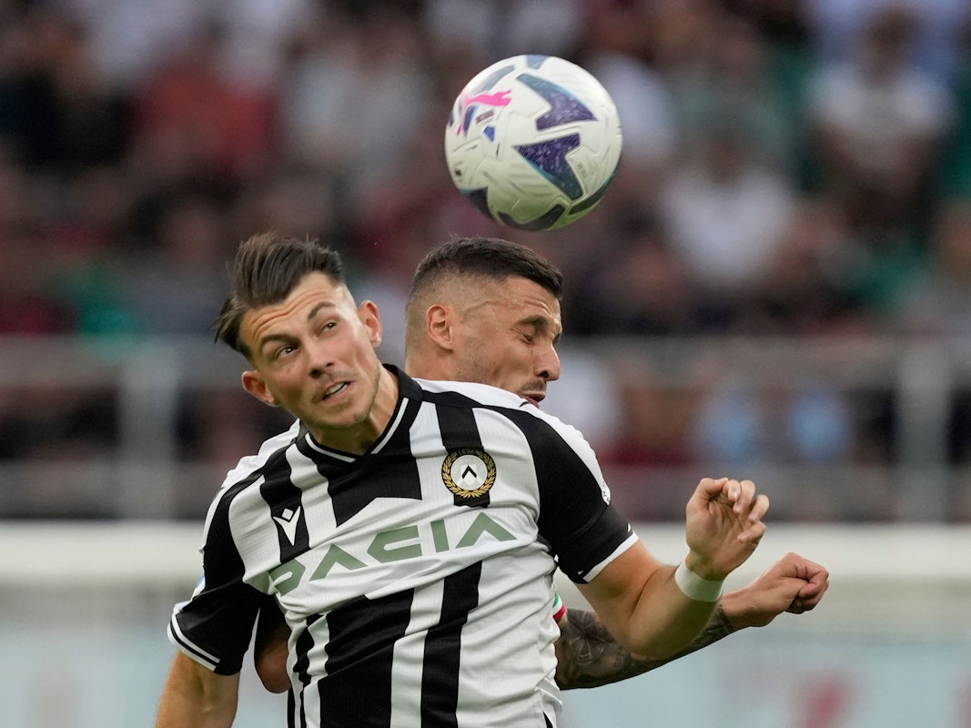 Lazar Samardzic im Luftkampf. Der Offensivspieler soll beim 1. FC Köln auf dem Zettel stehen.