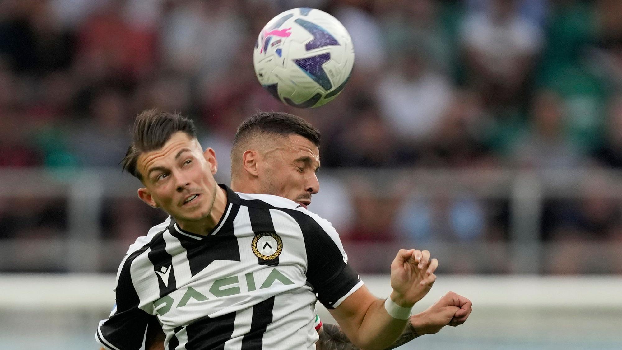 Lazar Samardzic im Luftkampf. Der Offensivspieler soll beim 1. FC Köln auf dem Zettel stehen.