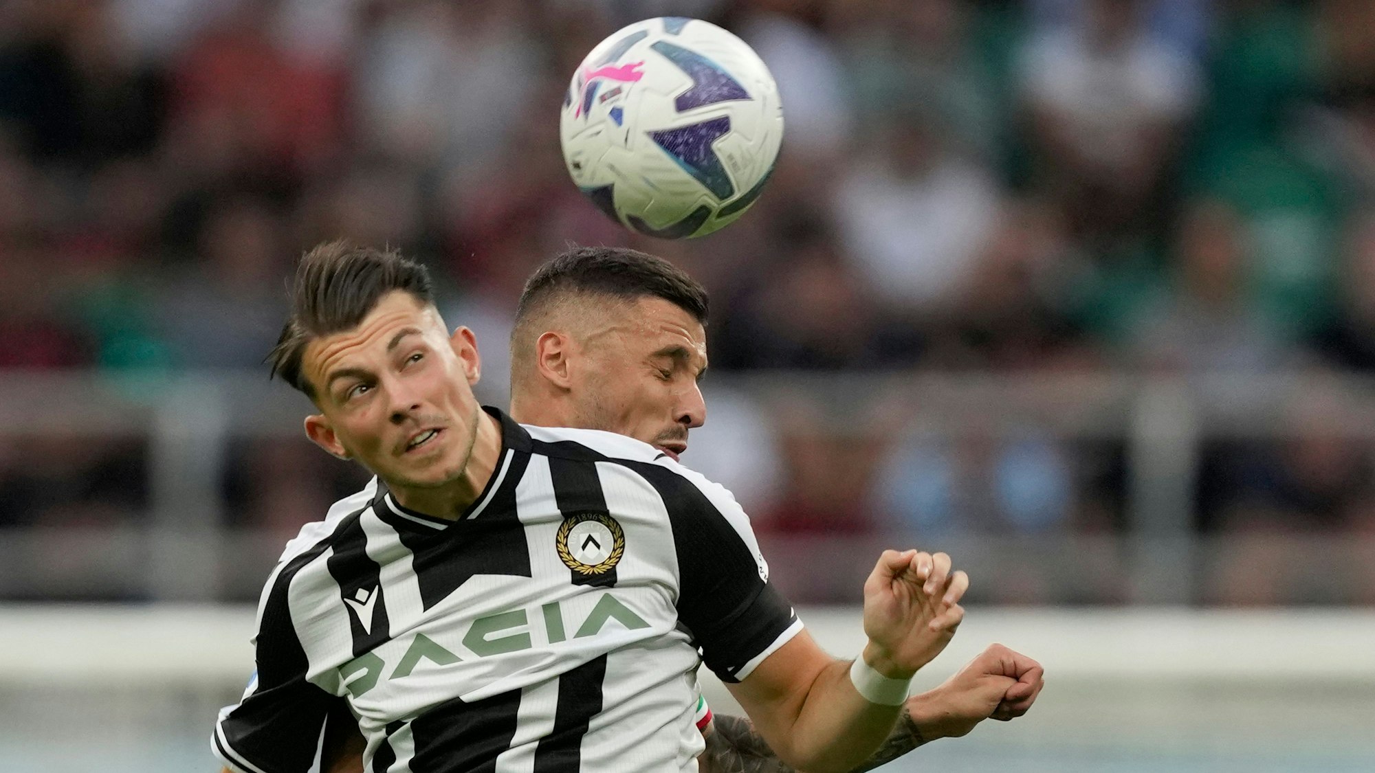 Lazar Samardzic im Luftkampf. Der Offensivspieler soll beim 1. FC Köln auf dem Zettel stehen.