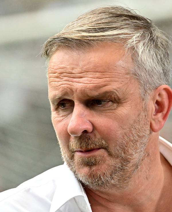 Dietmar Hamann schaut angespannt vor dem Bundesliga-Spiel zwischen Eintracht Frankfurt und dem FC Bayern München.