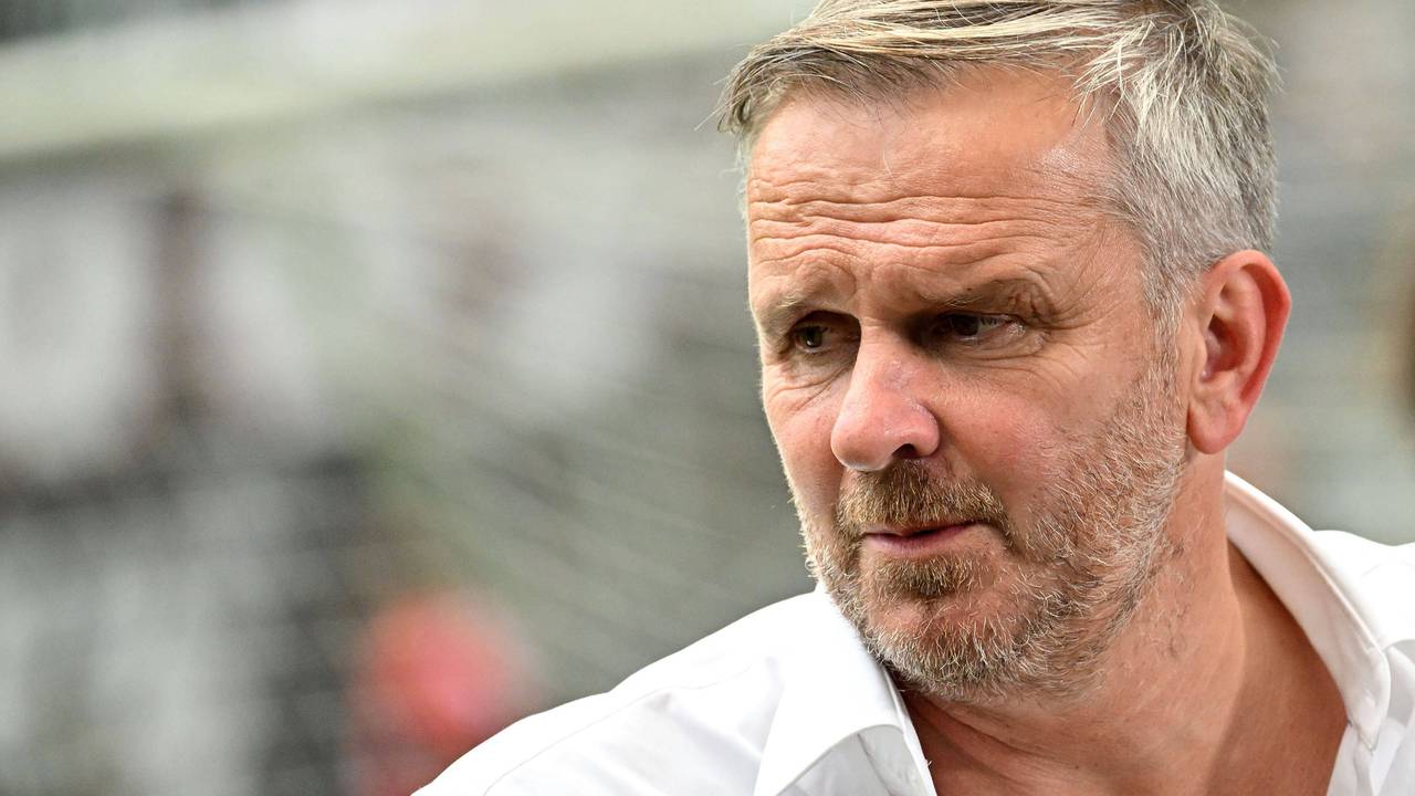 Dietmar Hamann schaut angespannt vor dem Bundesliga-Spiel zwischen Eintracht Frankfurt und dem FC Bayern München.