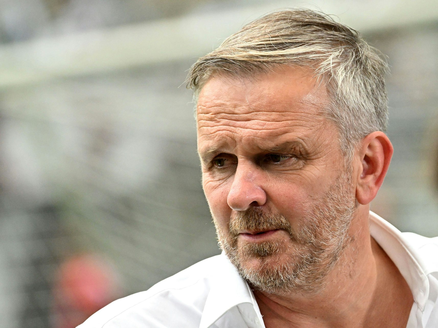 Dietmar Hamann schaut angespannt vor dem Bundesliga-Spiel zwischen Eintracht Frankfurt und dem FC Bayern München.