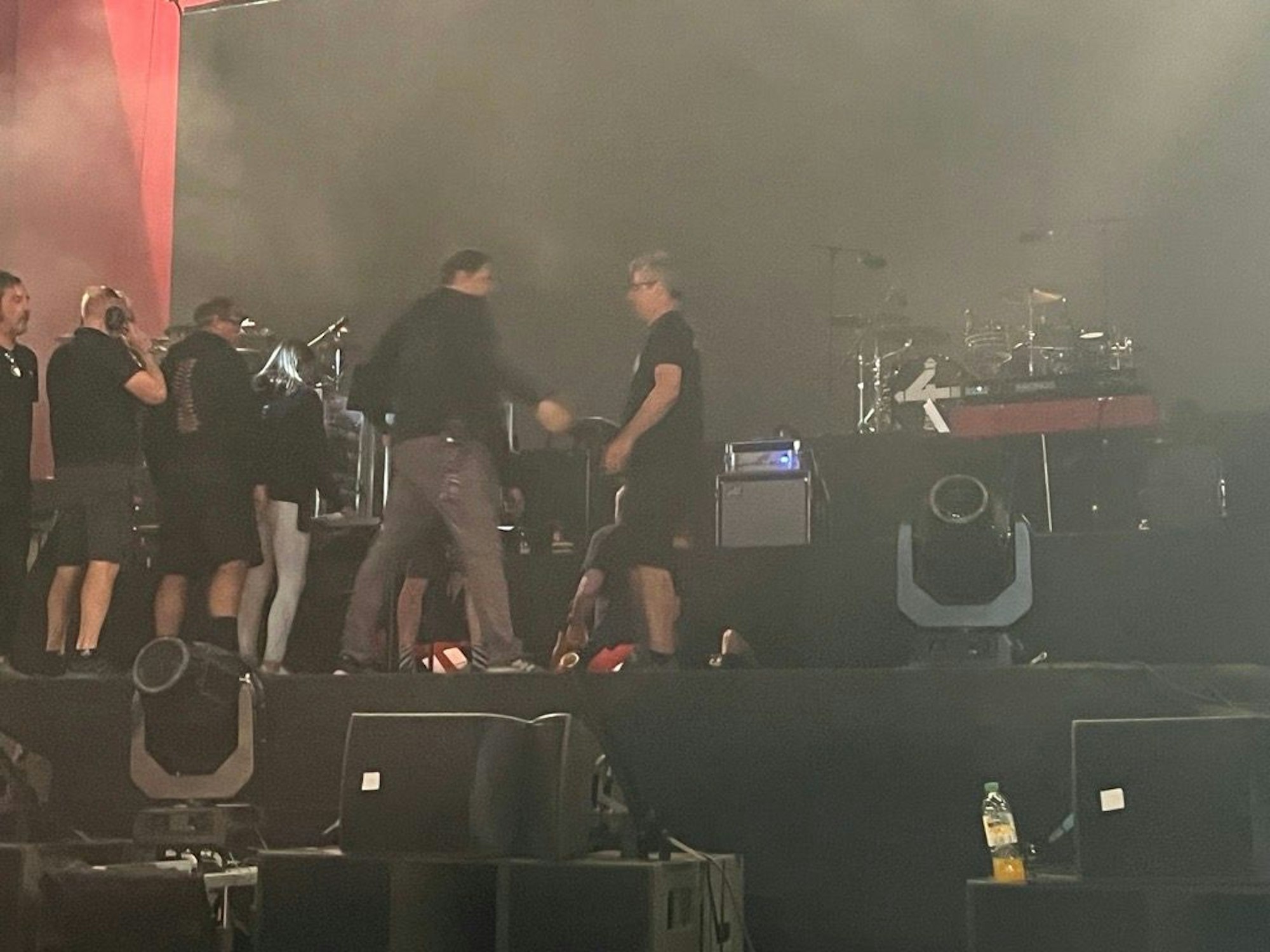 Fantastische Vier, Konzert in Bonn am 26.8.2022
Smudo liegt nach einem Sturz verletzt auf der Bühne und wird von Sanitätern behandelt.