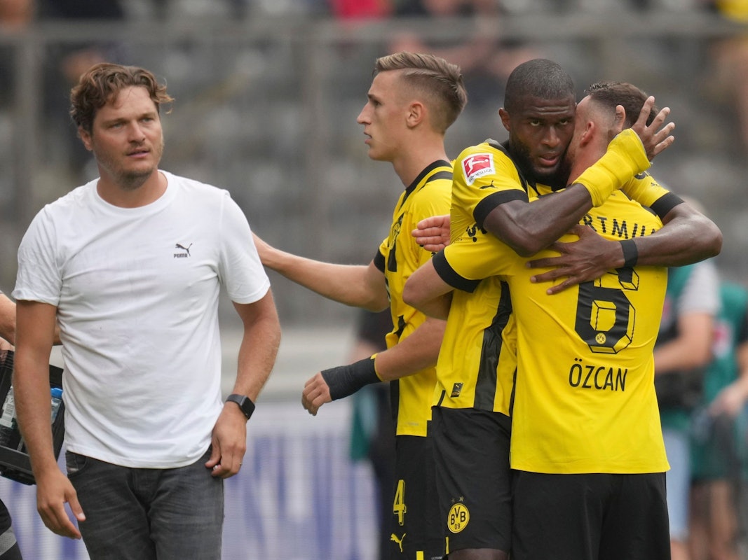 Anthony Modeste jubelt mit Vorlagengeber Salih Özcan nach seinem Premierentor für Borussia Dortmund im Spiel bei Hertha BSC.