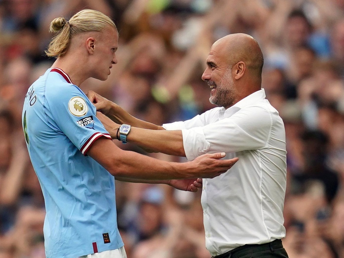 Erling Haaland (l) von Manchester City feiert mit Pep Guardiola, Trainer von Manchester City, seinen Treffer zum 4:2.