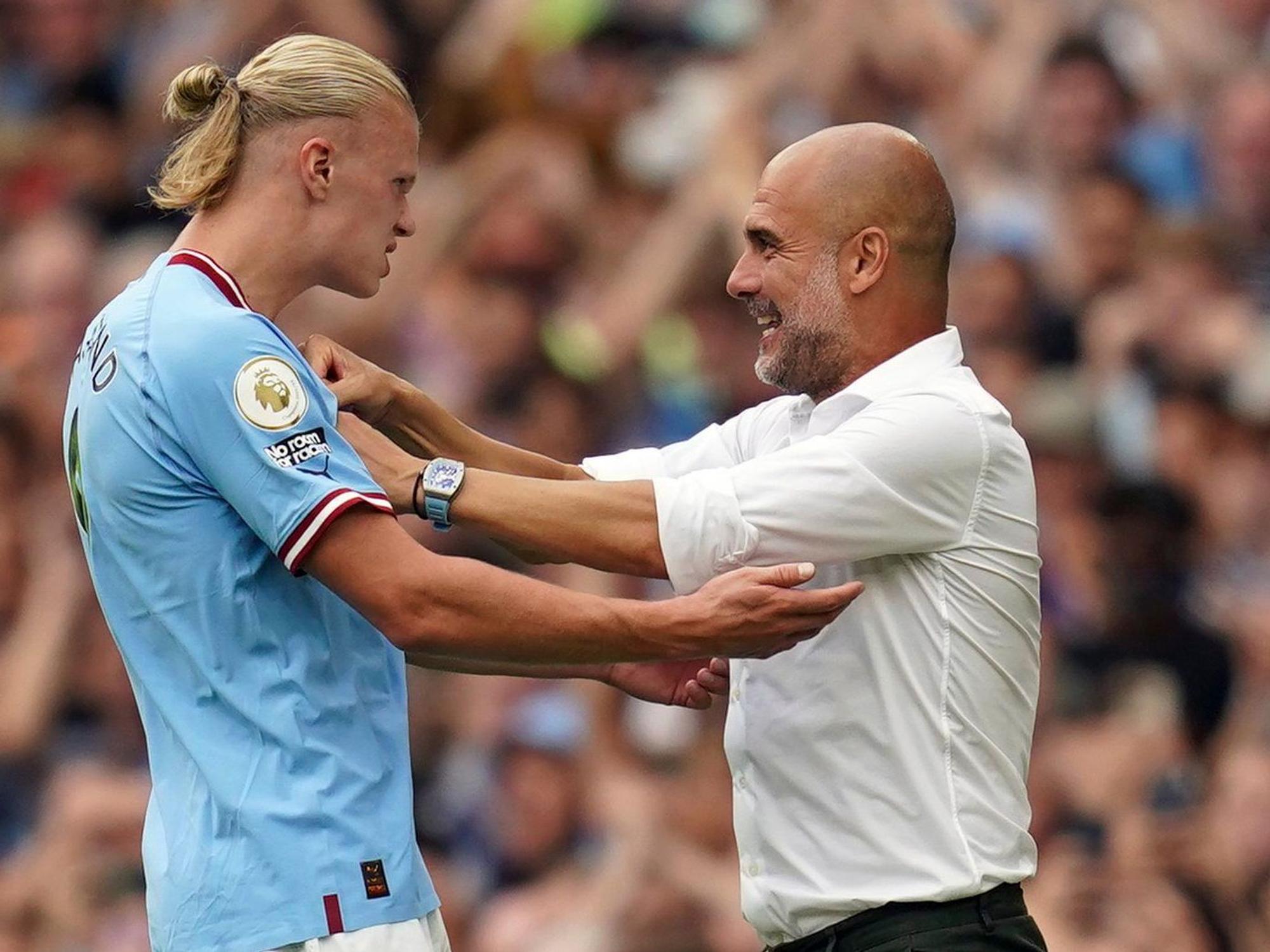 Erling Haaland (l) von Manchester City feiert mit Pep Guardiola, Trainer von Manchester City, seinen Treffer zum 4:2.