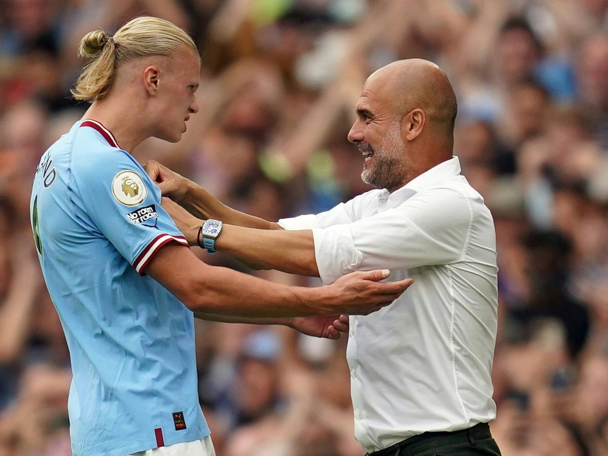 Erling Haaland (l) von Manchester City feiert mit Pep Guardiola, Trainer von Manchester City, seinen Treffer zum 4:2.