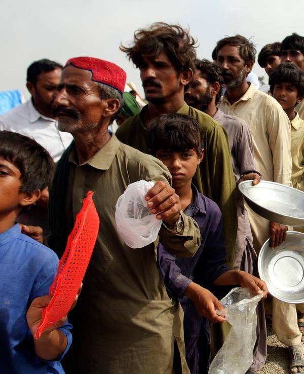In Rajanpoor wartet eine lange Schlange von Menschen auf Essen.