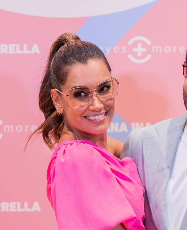 Jana Ina Zarrella, Moderatorin, und ihr Mann Giovanni Zarrella, Sänger, stehen auf dem gelben Teppich.