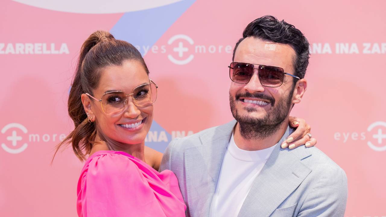 Jana Ina Zarrella, Moderatorin, und ihr Mann Giovanni Zarrella, Sänger, stehen auf dem gelben Teppich.