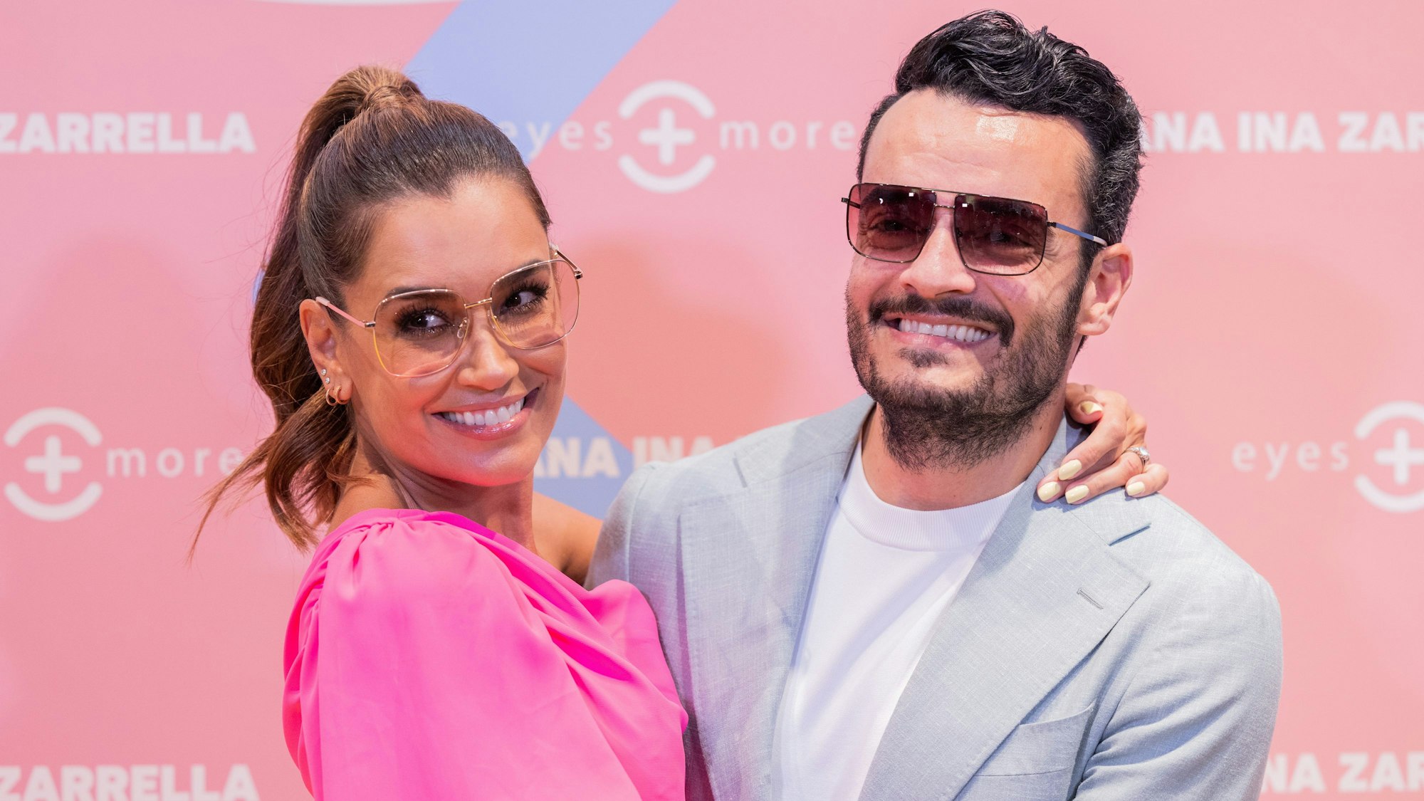 Jana Ina Zarrella, Moderatorin, und ihr Mann Giovanni Zarrella, Sänger, stehen auf dem gelben Teppich.