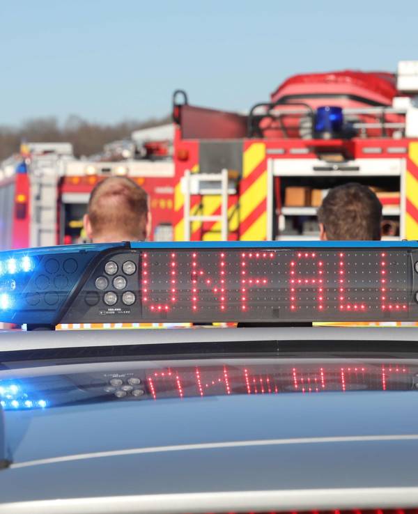Rettungskräfte sind auf der Autobahn 4 an einer Unfallstelle am arbeiten.