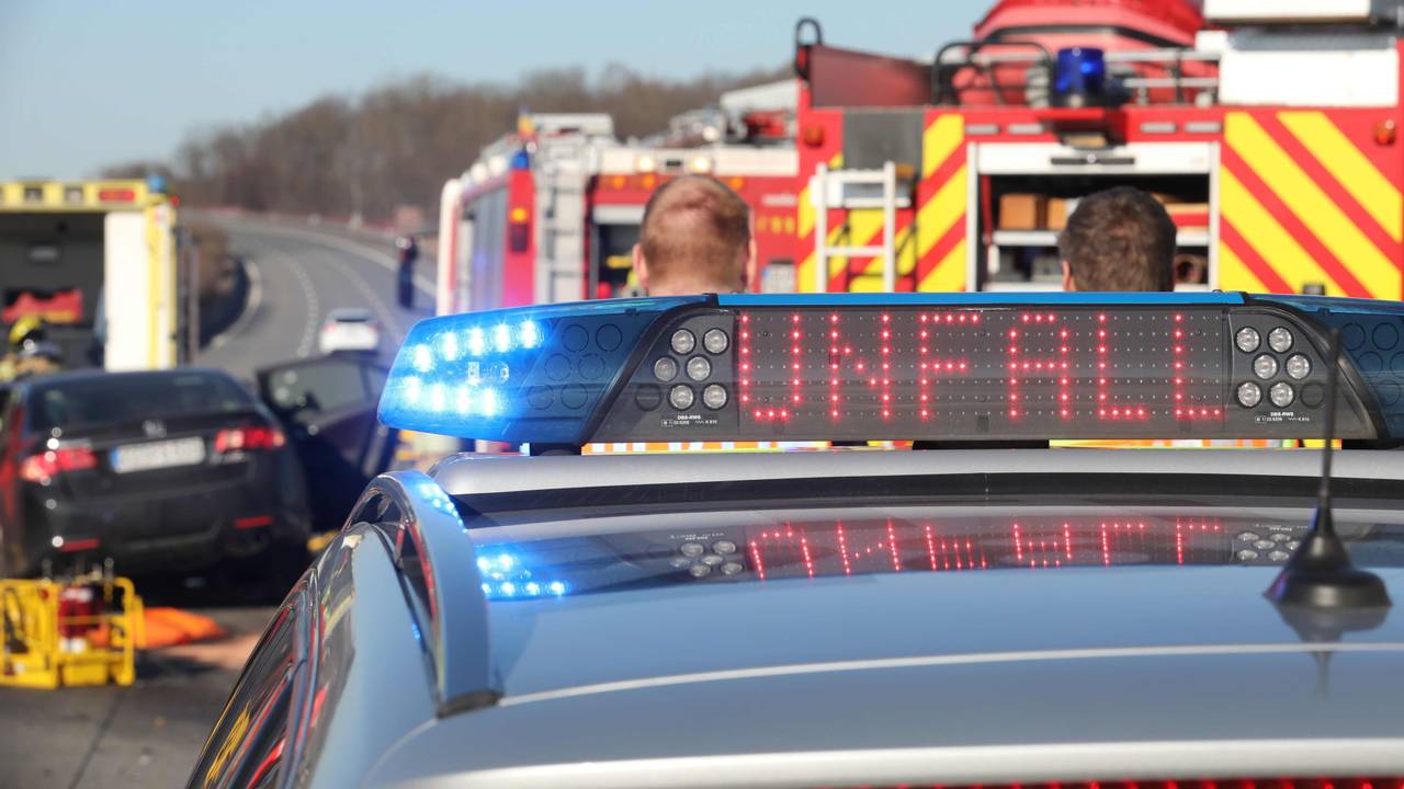 Rettungskräfte sind auf der Autobahn 4 an einer Unfallstelle am arbeiten.