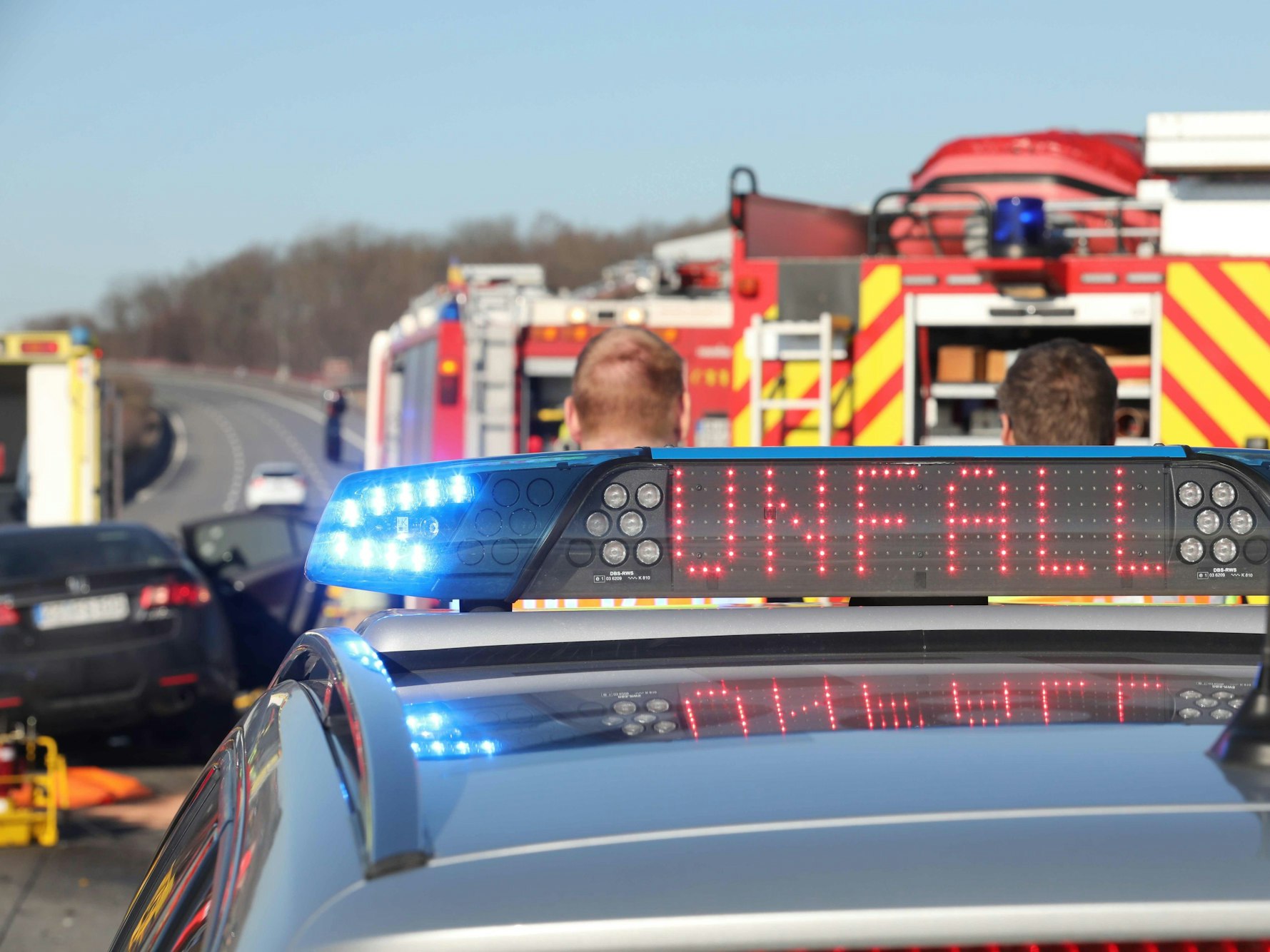 Rettungskräfte sind auf der Autobahn 4 an einer Unfallstelle am arbeiten.