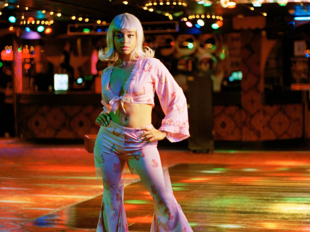 Siena Kelly spielt in der Serie „Nur für Erwachsene“ die Pornodarstellerin Amy