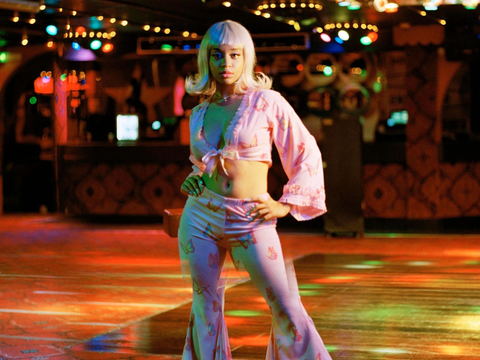 Siena Kelly spielt in der Serie „Nur für Erwachsene“ die Pornodarstellerin Amy