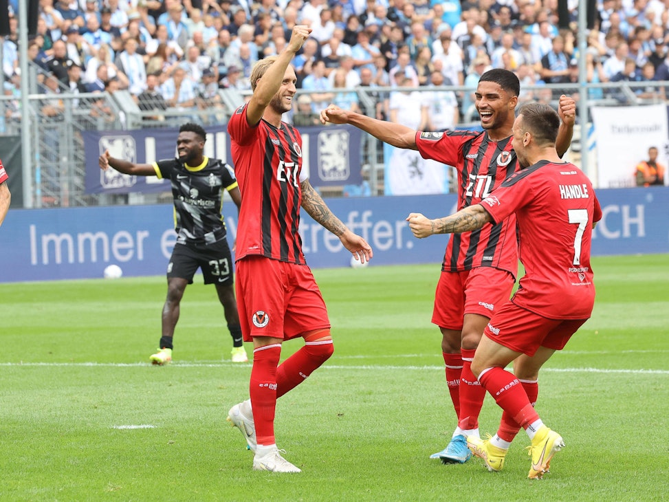 Marcel Risse jubelt beim Tor für Viktoria Köln gegen 1860 München