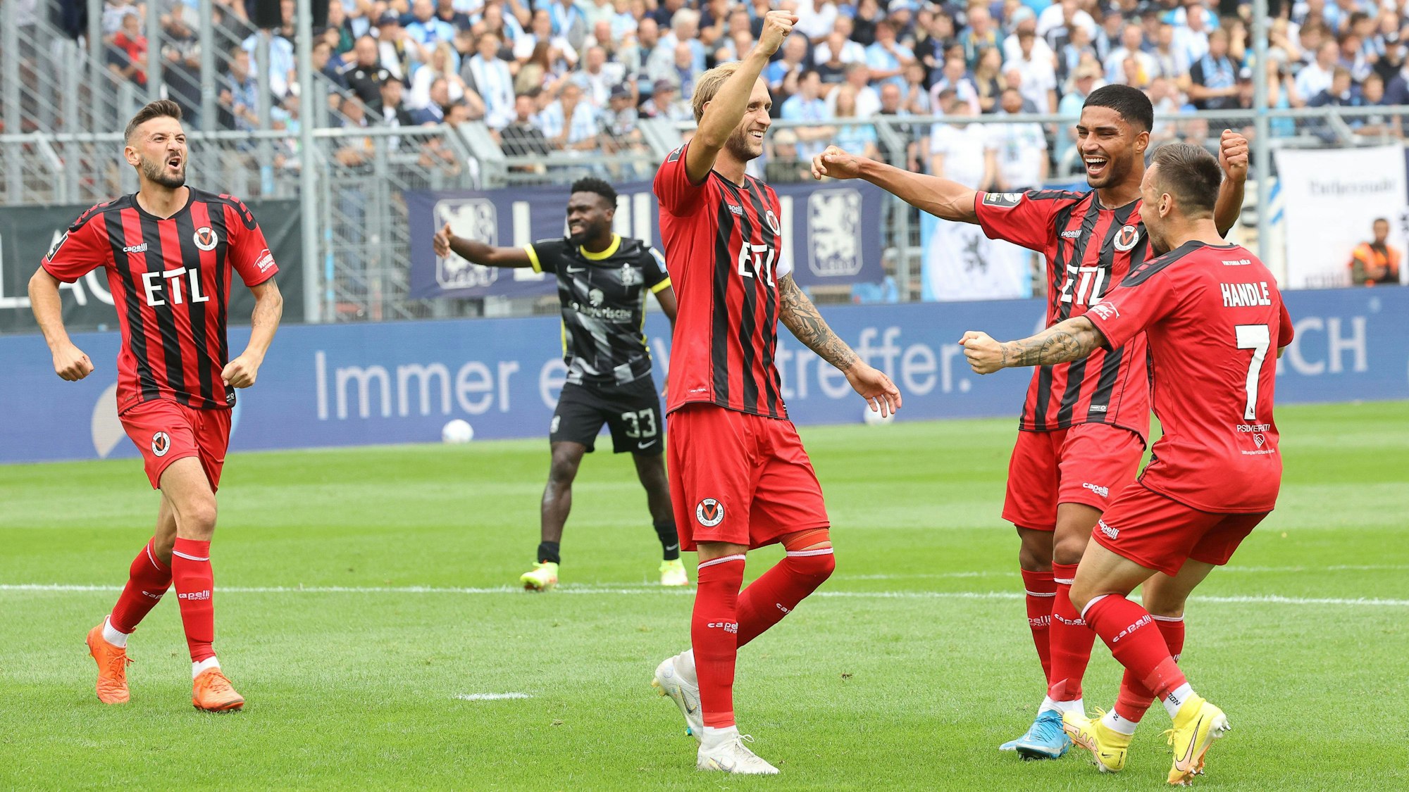 Marcel Risse jubelt beim Tor für Viktoria Köln gegen 1860 München