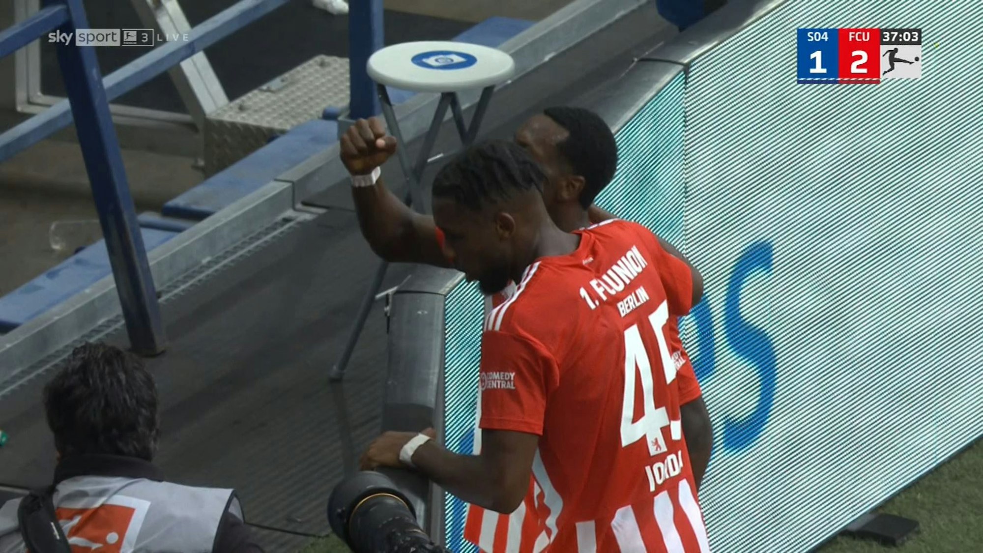 Beim Spiel des FC Schalke gegen Union Berlin in der Bundesliga kommt es beim Torjubel von Union Berlin vor der Gäste-Kurve zu einem medizinischen Notfall. Die Spieler der Gäste blicken besorgt nach unten.