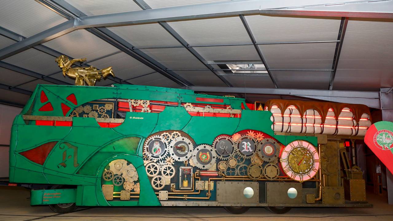 Der neue Festwagen der Altstädter „Et Maschinche“ wurde am 26. August in Köln vorgestellt.