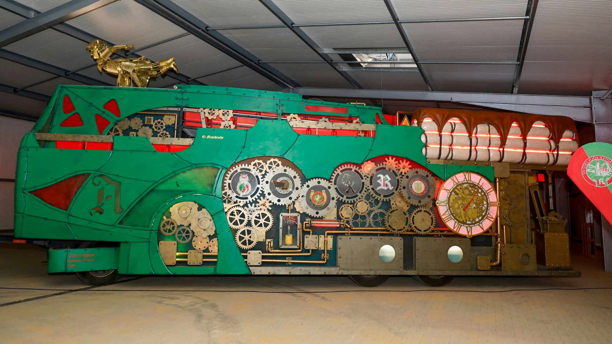 Der neue Festwagen der Altstädter „Et Maschinche“ wurde am 26. August in Köln vorgestellt.
